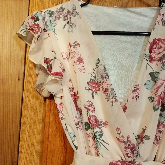 * Beautiful light pink/ cream with floral pattern dress - Picture 5 of 9